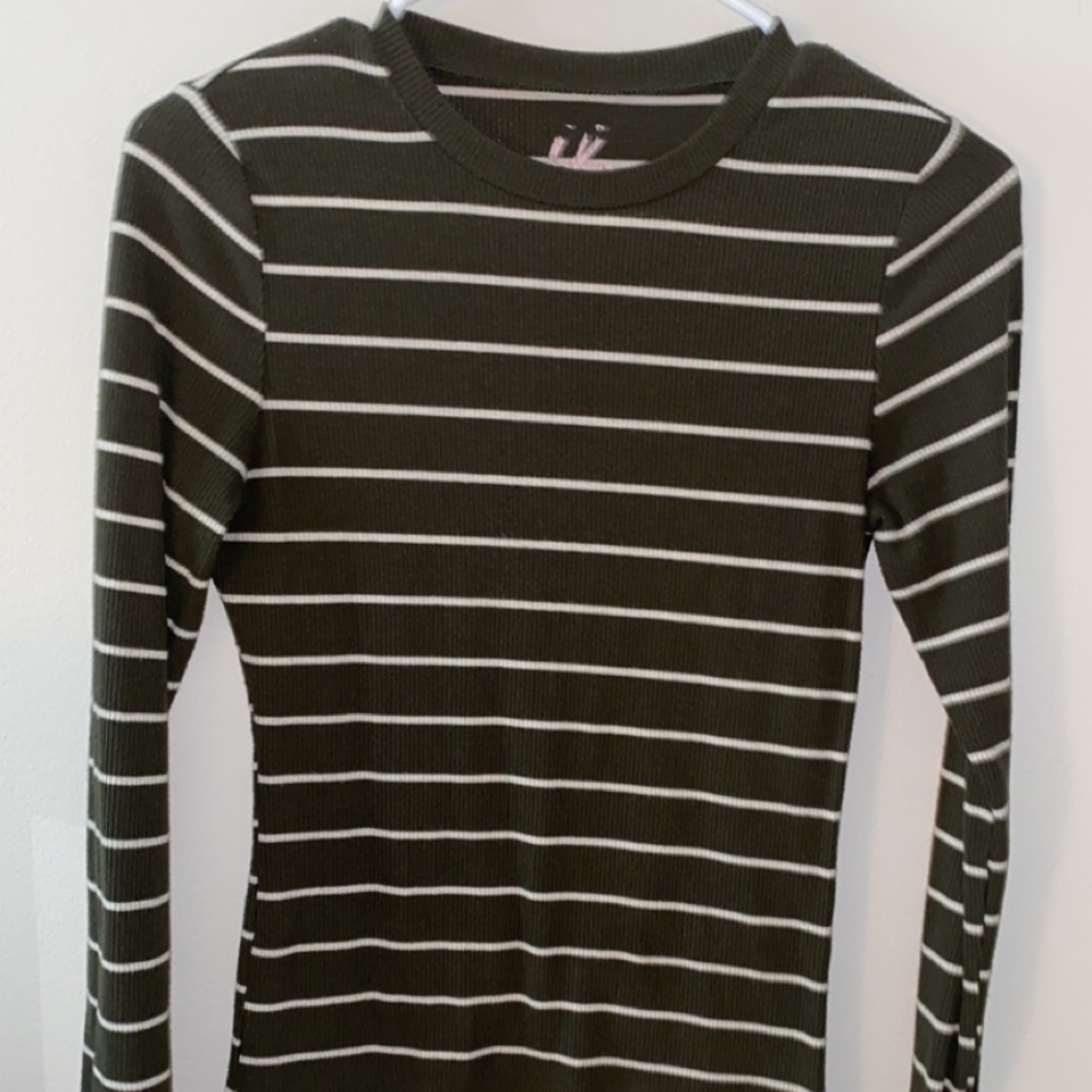 Green and white long sleeve crop top